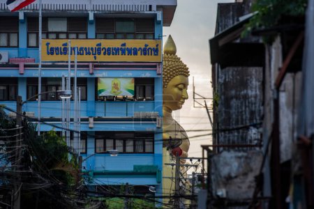 Téléchargez les photos : Une vue du Grand Bouddha à Wat Paknam à Thonburi dans la ville de Bangkok en Thaïlande. Thaïlande, Bangkok, 4 décembre 2023 - en image libre de droit