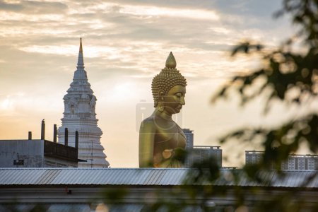 una vista del Gran Buda en Wat Paknam en Thonburi en la ciudad de Bangkok en Tailandia. Tailandia, Bangkok, 4 de diciembre de 2023