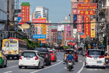 Téléchargez les photos : La route Yaowarat à China Town dans la ville de Bangkok en Thaïlande. Thaïlande, Bangkok, 6 novembre 2023 - en image libre de droit