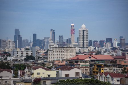 Foto de Una vista de la ciudad de Thonburi, frente, al lado de la ciudad de Bangkok, detrás, en Tailandia. Tailandia, Bangkok, 4 de diciembre de 2023 - Imagen libre de derechos