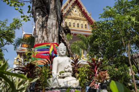 Foto de Un buda en Wat Samphanthawongsaram Worawihanra o Wat Koh en China Town en la ciudad de Bangkok en Tailandia. Tailandia, Bangkok, 8 de noviembre de 2023 - Imagen libre de derechos