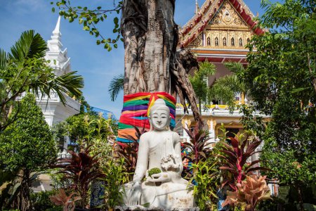 Foto de Un buda en Wat Samphanthawongsaram Worawihanra o Wat Koh en China Town en la ciudad de Bangkok en Tailandia. Tailandia, Bangkok, 8 de noviembre de 2023 - Imagen libre de derechos