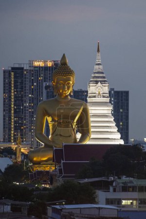 Téléchargez les photos : Une vue du Grand Bouddha au temple Paknam à Thonburi dans la ville de Bangkok en Thaïlande. Thaïlande, Bangkok, 4 décembre 2023 - en image libre de droit