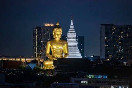 Téléchargez les photos : Une vue du Grand Bouddha au temple Paknam à Thonburi dans la ville de Bangkok en Thaïlande. Thaïlande, Bangkok, 4 décembre 2023 - en image libre de droit