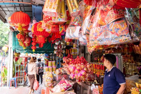 Téléchargez les photos : Une boutique de biens du Temple chinois dans une Marketstreet dans la ville chinoise de Bangkok en Thaïlande. Thaïlande, Bangkok, 7 Novembre, 2023 - en image libre de droit