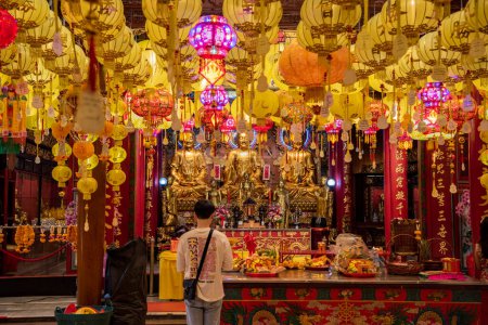 Téléchargez les photos : Bouddha figure à Wat Mangkon Kamalawat ou Wat Leng Noei Yi dans la ville chinoise de Bangkok en Thaïlande. Thaïlande, Bangkok, 8 novembre 2023 - en image libre de droit