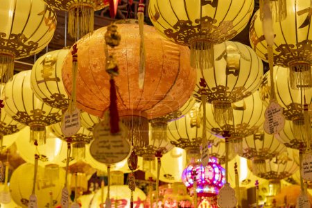 Téléchargez les photos : Lanternes chinoises à Wat Mangkon Kamalawat ou Wat Leng Noei Yi dans la ville chinoise de Bangkok en Thaïlande. Thaïlande, Bangkok, 8 novembre 2023 - en image libre de droit