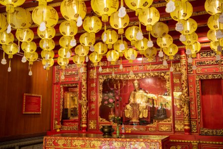 Téléchargez les photos : Bouddha figure à Wat Mangkon Kamalawat ou Wat Leng Noei Yi dans la ville chinoise de Bangkok en Thaïlande. Thaïlande, Bangkok, 8 novembre 2023 - en image libre de droit