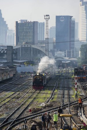 Téléchargez les photos : Une vieille locomotive à vapeur sur la route de la gare de Old Hua Lamphong à China Town à Chachoengsao dans la ville de Bangkok en Thaïlande. Thaïlande, Bangkok, 5 décembre 2023 - en image libre de droit