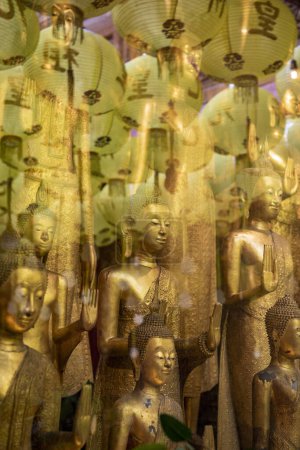 Foto de Buda figura en Wat Mangkon Kamalawat o Wat Leng Noei Yi en China Town en la ciudad de Bangkok en Tailandia. Tailandia, Bangkok, 8 de noviembre de 2023 - Imagen libre de derechos