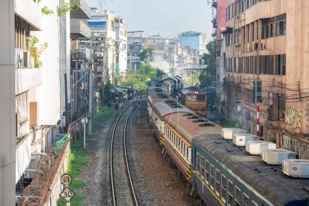 Téléchargez les photos : Une vieille locomotive à vapeur sur la route de la gare de Old Hua Lamphong à China Town à Chachoengsao dans la ville de Bangkok en Thaïlande. Thaïlande, Bangkok, 5 décembre 2023 - en image libre de droit