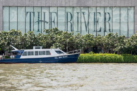 Téléchargez les photos : Un bateau à Chao Phraya River à Thonburi dans la ville de Bangkok en Thaïlande. Thaïlande, Bangkok, 5 décembre 2023 - en image libre de droit