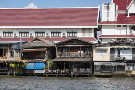 Téléchargez les photos : Une vieille maison à la rivière Chao Phraya dans la ville de Bangkok en Thaïlande. Thaïlande, Bangkok, 5 décembre 2023 - en image libre de droit