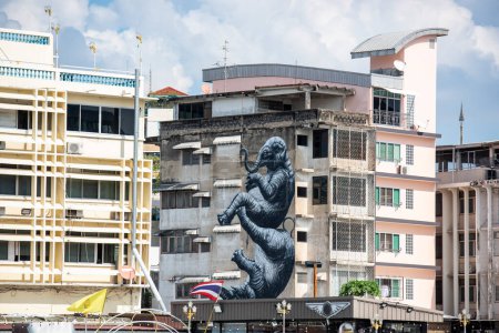 Téléchargez les photos : Une peinture d'éléphant sur un mur d'un bâtiment sur la rivière Chao Phraya dans la ville de Bangkok en Thaïlande. Thaïlande, Bangkok, 5 décembre 2023 - en image libre de droit
