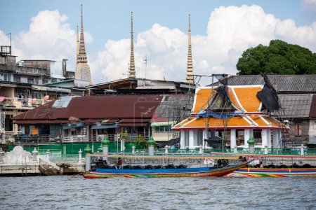 Téléchargez les photos : Une vieille maison à la rivière Chao Phraya dans la ville de Bangkok en Thaïlande. Thaïlande, Bangkok, 5 décembre 2023 - en image libre de droit