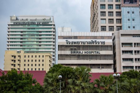Téléchargez les photos : L'hôpital Siriraj sur la rivière Chao Phraya dans la ville de Bangkok en Thaïlande. Thaïlande, Bangkok, 5 décembre 2023 - en image libre de droit