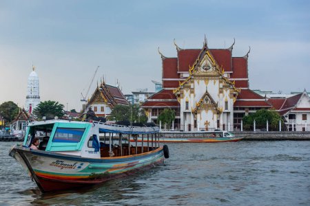 Téléchargez les photos : Le Wat Rakhang sur le fleuve Chao Phraya dans la ville de Bangkok en Thaïlande. Thaïlande, Bangkok, 5 décembre 2023 - en image libre de droit