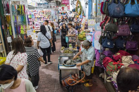 Téléchargez les photos : Une Marketstreet dans la ville chinoise de Bangkok en Thaïlande. Thaïlande, Bangkok, 8 novembre 2023 - en image libre de droit
