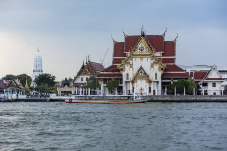 Téléchargez les photos : Le Wat Rakhang sur le fleuve Chao Phraya dans la ville de Bangkok en Thaïlande. Thaïlande, Bangkok, 5 décembre 2023 - en image libre de droit