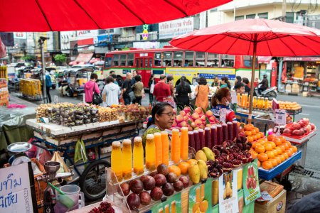 Téléchargez les photos : Magasins de fruits au marché de Yaowarat Road à China Town dans la ville de Bangkok en Thaïlande. Thaïlande, Bangkok, 8 novembre 2023 - en image libre de droit