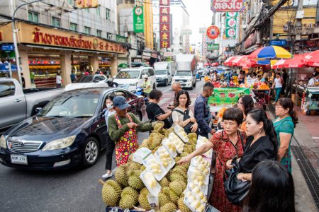 Téléchargez les photos : Magasins de fruits au marché de Yaowarat Road à China Town dans la ville de Bangkok en Thaïlande. Thaïlande, Bangkok, 8 novembre 2023 - en image libre de droit