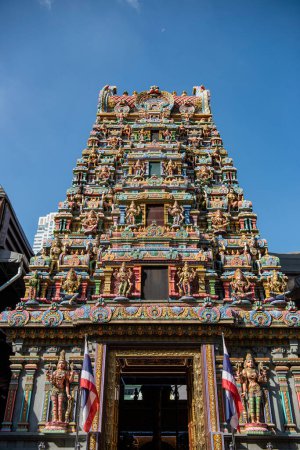 Téléchargez les photos : Le temple indien et hindou Sri Maha Mariamman à Silom dans la ville de Bangkok en Thaïlande. Thaïlande, Bangkok, 6 décembre 2023 - en image libre de droit