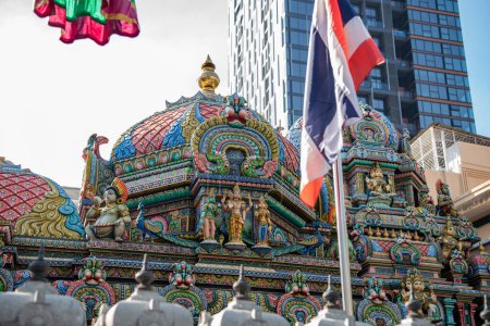 Téléchargez les photos : Le temple indien et hindou Sri Maha Mariamman à Silom dans la ville de Bangkok en Thaïlande. Thaïlande, Bangkok, 6 décembre 2023 - en image libre de droit