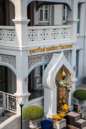 Téléchargez les photos : Les gens prient chez un Saint Roi au Wat Devaraj Kunchon à Thewet dans la ville de Bangkok en Thaïlande. Thaïlande, Bangkok, 9 décembre 2023 - en image libre de droit