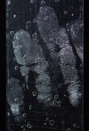 Foto de Tinte de dedos sobre cinta adhesiva transparente o tiras aisladas sobre fondo negro - Imagen libre de derechos