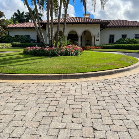 Téléchargez les photos : Jupiter, Floride États-Unis - Mai 31, 2022 : L'entrée de Trump National Golf Course Club House à Jupiter, Floride. - en image libre de droit
