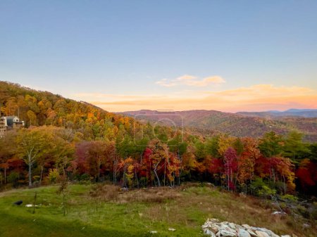 Foto de Una hermosa vista del Blue Ridge Parkway en Boone, NC durante la temporada de cambio de color de otoño al atardecer. - Imagen libre de derechos