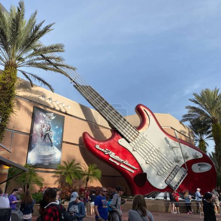Téléchargez les photos : Orlando, FL USA- 4 février 2020 : La guitare Aerosmith pour le tour Rockin Roller Coaster dans les studios Hollywood Walt Disney World à Orlando, Floride. - en image libre de droit