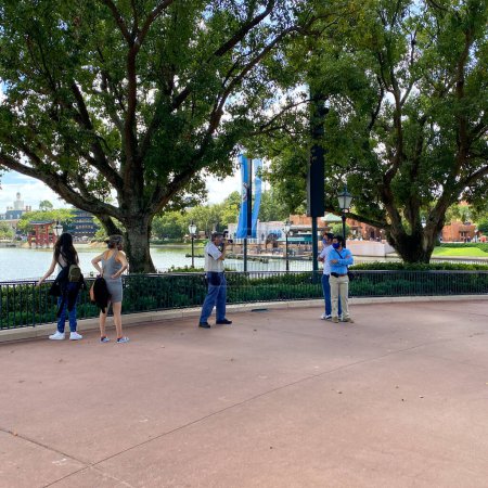 Foto de Orlando, FL, EE.UU. - 4 de noviembre de 2020: La gente se hace una foto en EPCOT en Walt Disney World en Orlando, Florida. - Imagen libre de derechos