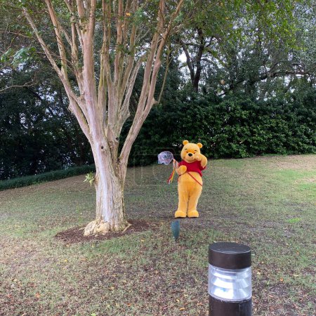 Foto de Orlando, FL USA - 13 de septiembre de 2020: Winnie the Pooh en el bosque en EPCOT en Disney World Orlando, Florida. - Imagen libre de derechos
