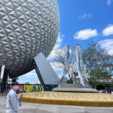 Foto de Orlando, FL EE.UU. - 27 de abril de 2021: La Nave Espacial Tierra en EPCOT en Walt Disney World en Orlando, Florida. - Imagen libre de derechos