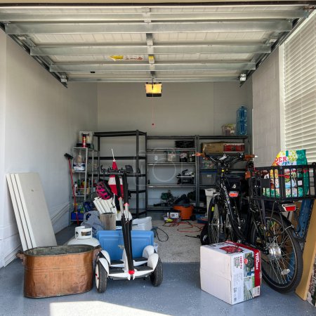 Foto de Orlando, FL USA - 3 de marzo de 2022: Un garaje no organizado lleno de muchas cosas en un vecindario. - Imagen libre de derechos