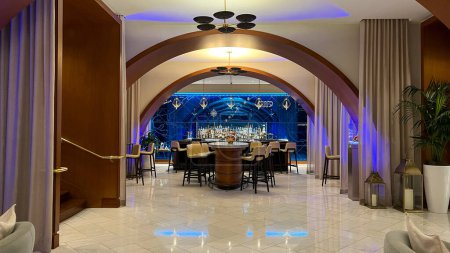 Foto de Ft. Lauderdale, FL USA - June 6, 2022:  The hotel bar at the Conrad Hilton Hotel in Ft. Lauderdale, Florida. - Imagen libre de derechos