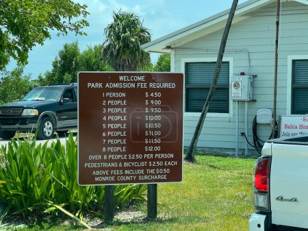 Téléchargez les photos : Marathon, FL États-Unis - 16 juillet 2023 : Bahia Honda State Park information sur les droits d'entrée. - en image libre de droit