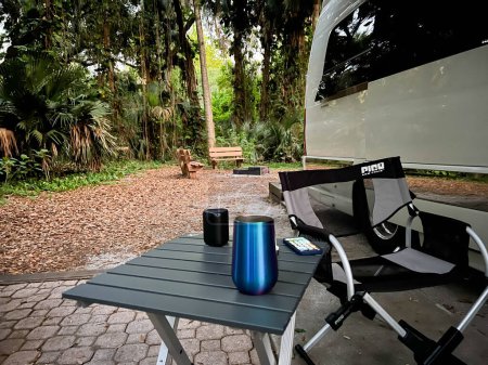 Téléchargez les photos : Mount Dora, Floride États-Unis - 30 mars 2023 : Une chaise de camp et boire à l'extérieur d'un van à Trimble Park à Mount Dora, Floride. - en image libre de droit