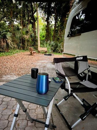 Téléchargez les photos : Mount Dora, Floride États-Unis - 30 mars 2023 : Une chaise de camp et boire à l'extérieur d'un van à Trimble Park à Mount Dora, Floride. - en image libre de droit