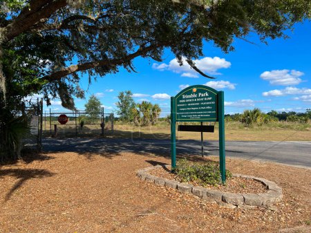 Téléchargez les photos : Mount Dora, Floride États-Unis - 30 mars 2023 : Un panneau pour Trimble Park à Mount Dora, Floride. - en image libre de droit