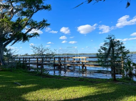 El lago en Trimble Park en Mount Dora, Florida en un día soleado.