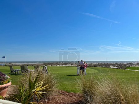 Foto de Kiawah Island, SC USA - 26 de febrero de 2023: Gente jugando en el campo de golf Ocean Course en Kiawah Island en Carolina del Sur. - Imagen libre de derechos