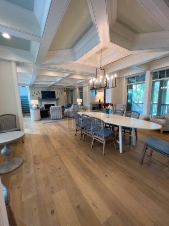 Téléchargez les photos : Kiawah Island, SC USA - 26 Février 2023 : Une salle à manger dans une maison de luxe en location de vacances sur l'île de Kiawah en Caroline du Sud. - en image libre de droit