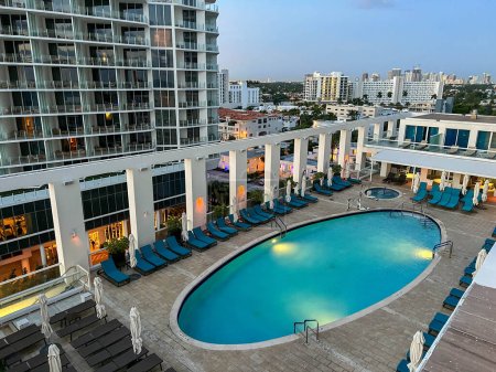 Foto de Fort Lauderdale, FL USA - 19 de diciembre de 2022: Una vista aérea de la terraza al aire libre y la piscina en el Conrad Hilton Hotel en Fort Lauderdale, Florida. - Imagen libre de derechos