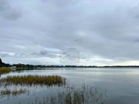 Le lac à Trimble Park à Mount Dora, Floride par une journée nuageuse d'hiver.