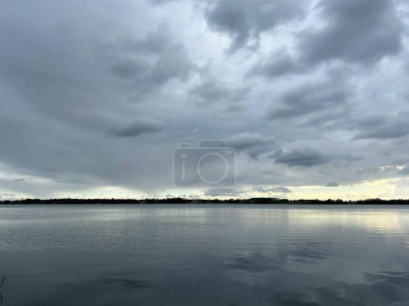 Téléchargez les photos : Le lac à Trimble Park à Mount Dora, Floride par une journée nuageuse d'hiver. - en image libre de droit