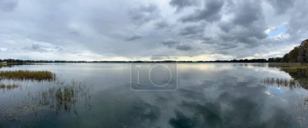 Téléchargez les photos : Le lac à Trimble Park à Mount Dora, Floride par une journée d'hiver ensoleillée. - en image libre de droit