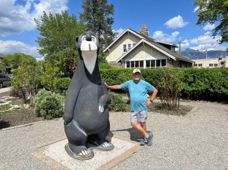 Téléchargez les photos : Jasper, AB Canada - Le 26 mai 2023 : Une statue d'ours dans la ville de Jasper, AB au Canada Parc national Jasper. - en image libre de droit