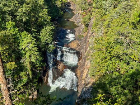 Das malerische Wasserfallgebiet des Tallulah Falls State Park in Georgia USA an einem sonnigen Tag.